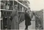 Saarbataljonens avresa från Trelleborg mot Tyskland, på morgonen den 20/12 1934.
Hamnplanen. Krigsdomare Nils Aschan talar. T.v. om honom syns bataljonschefen, överstelöjtnant Nordenswan.