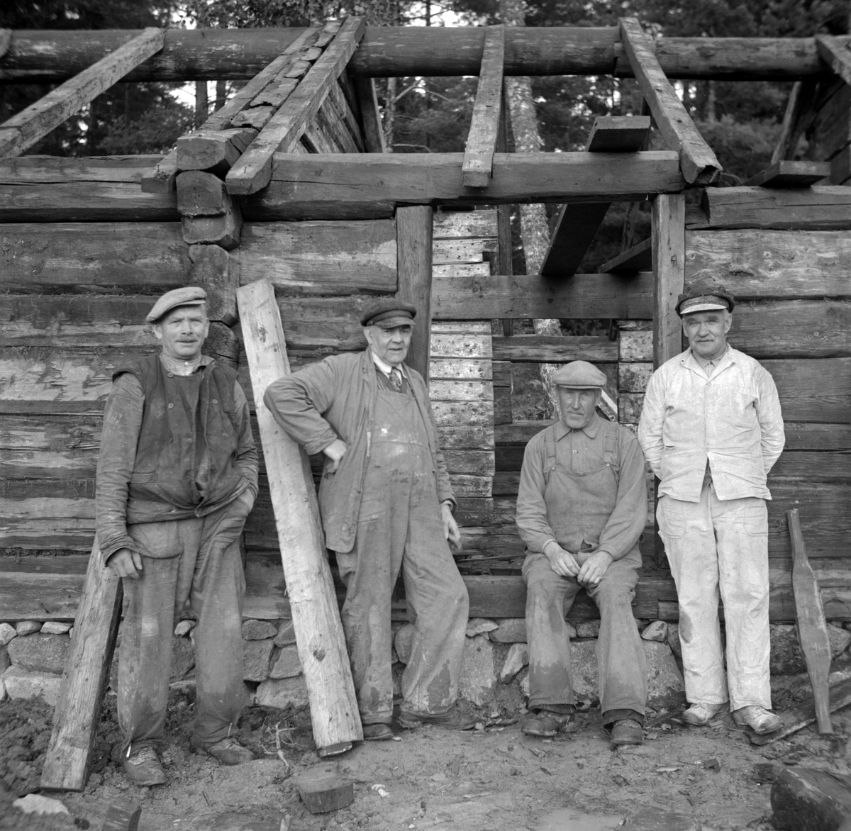 Arbetslaget vid återuppbyggandet av parstugan Östra Torp i Valla friluftsområde 1948. Den givna bildinformationen ger oss namnen Svärd, Andersson och Karlsson, där Svärd genom upplysning kan ges förnamnet Ivar.