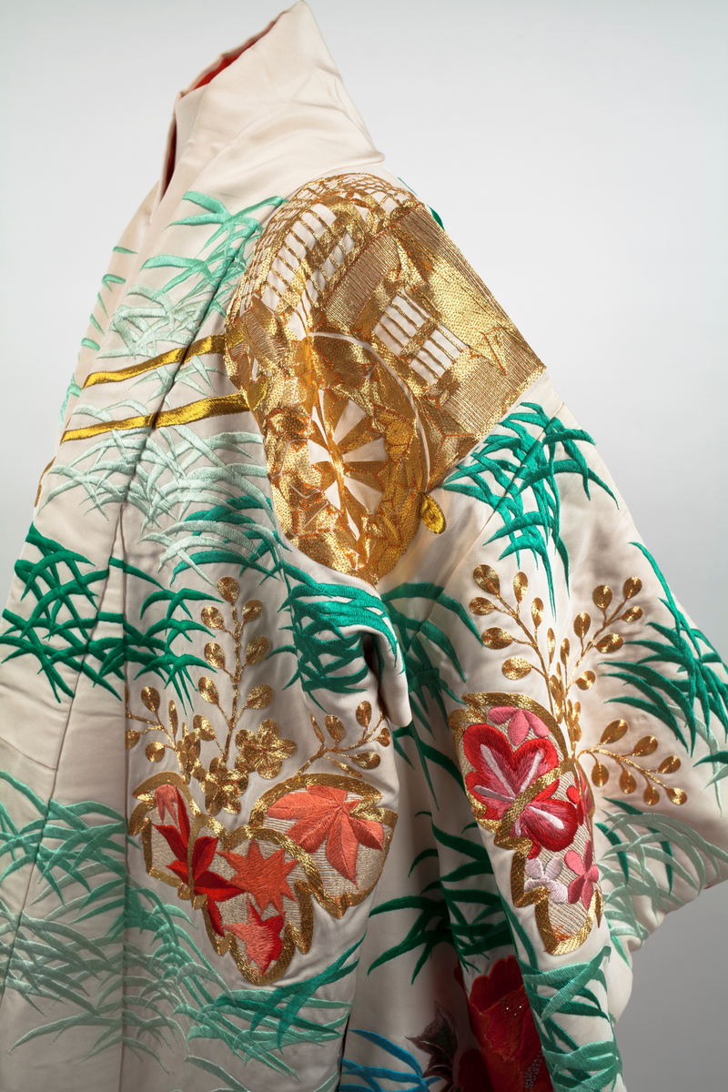 Brodert motiv bestående av blomster og gullvogner. Sammen er elementene mest sannsynlig ment å skulle bringe lykke i ekteskapet; peon, plommeblomst, orkidé og bambus kan også symbolisere "de fire herrer" ("shikunshi") og årstidene, noe som forbindes med fruktbarhet. Gullvognene ("goshoguruma") knyttes gjerne til aristokratiet, og kan fortelle noe om hvem kimonoen ble laget til.