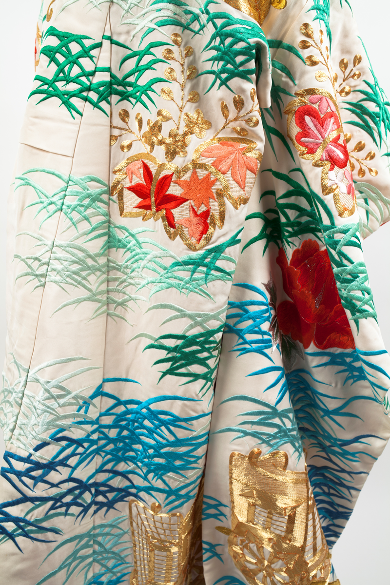 Brodert motiv bestående av blomster og gullvogner. Sammen er elementene mest sannsynlig ment å skulle bringe lykke i ekteskapet; peon, plommeblomst, orkidé og bambus kan også symbolisere "de fire herrer" ("shikunshi") og årstidene, noe som forbindes med fruktbarhet. Gullvognene ("goshoguruma") knyttes gjerne til aristokratiet, og kan fortelle noe om hvem kimonoen ble laget til.