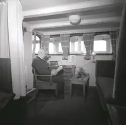 Isbrytaren SANKT ERIK. Kapten Einar Arkrot i sin hytt.