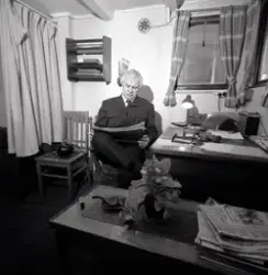 Isbrytaren SANKT ERIK. Kapten Einar Arkrot i sin hytt.