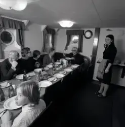 Isbrytaren SANKT ERIK. Salongen. Närmast kameran överstyrman