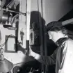 Isbrytaren SANKT ERIK. 1:e maskinist Bertil Sahlberg vid svarven i förliga maskinrummet.
