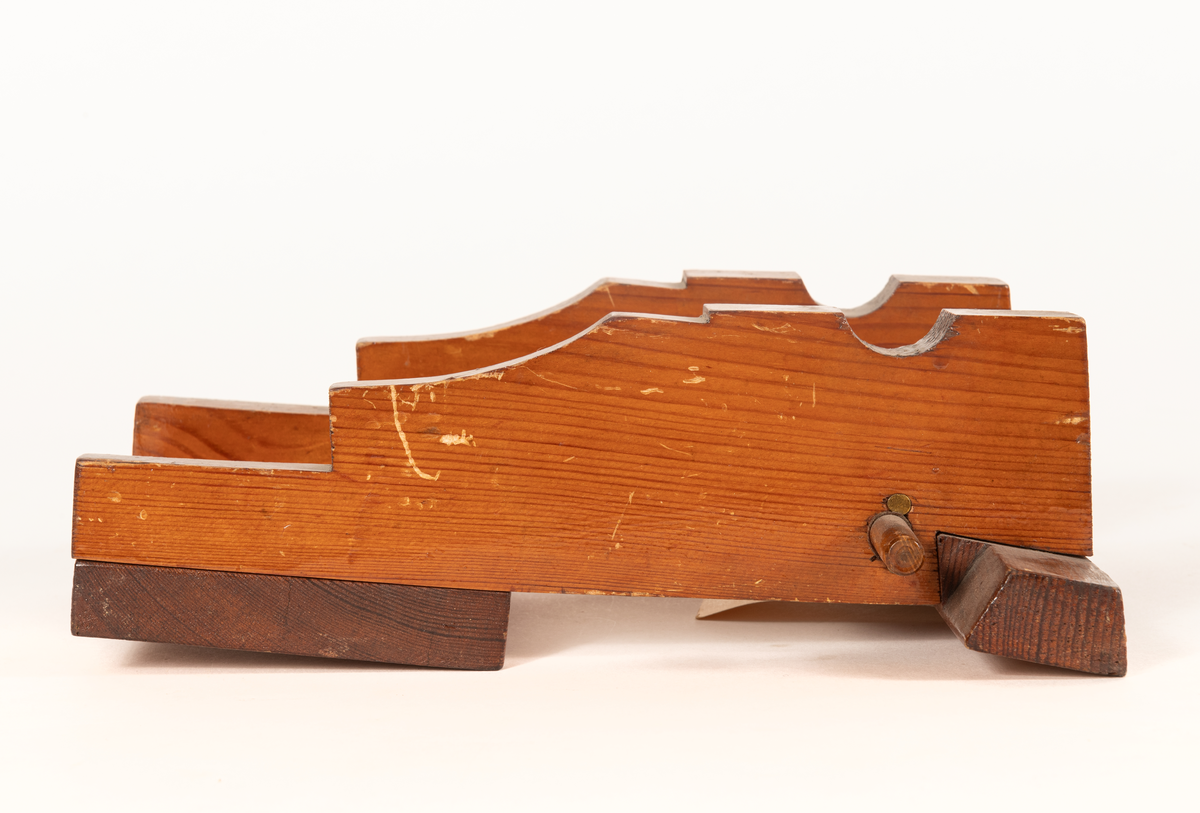 Modell till kanonlavett. Fernissad furu. Axel av trä för 2 hjul.