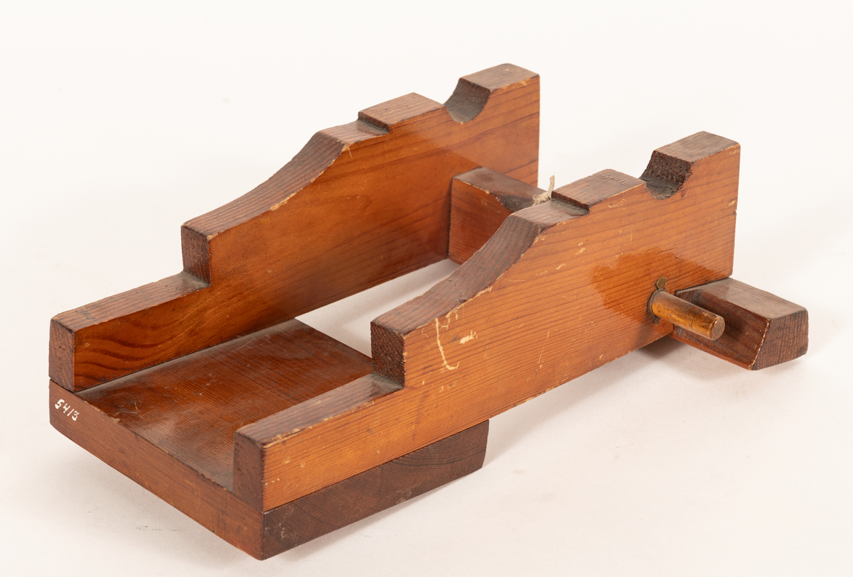 Modell till kanonlavett. Fernissad furu. Axel av trä för 2 hjul.