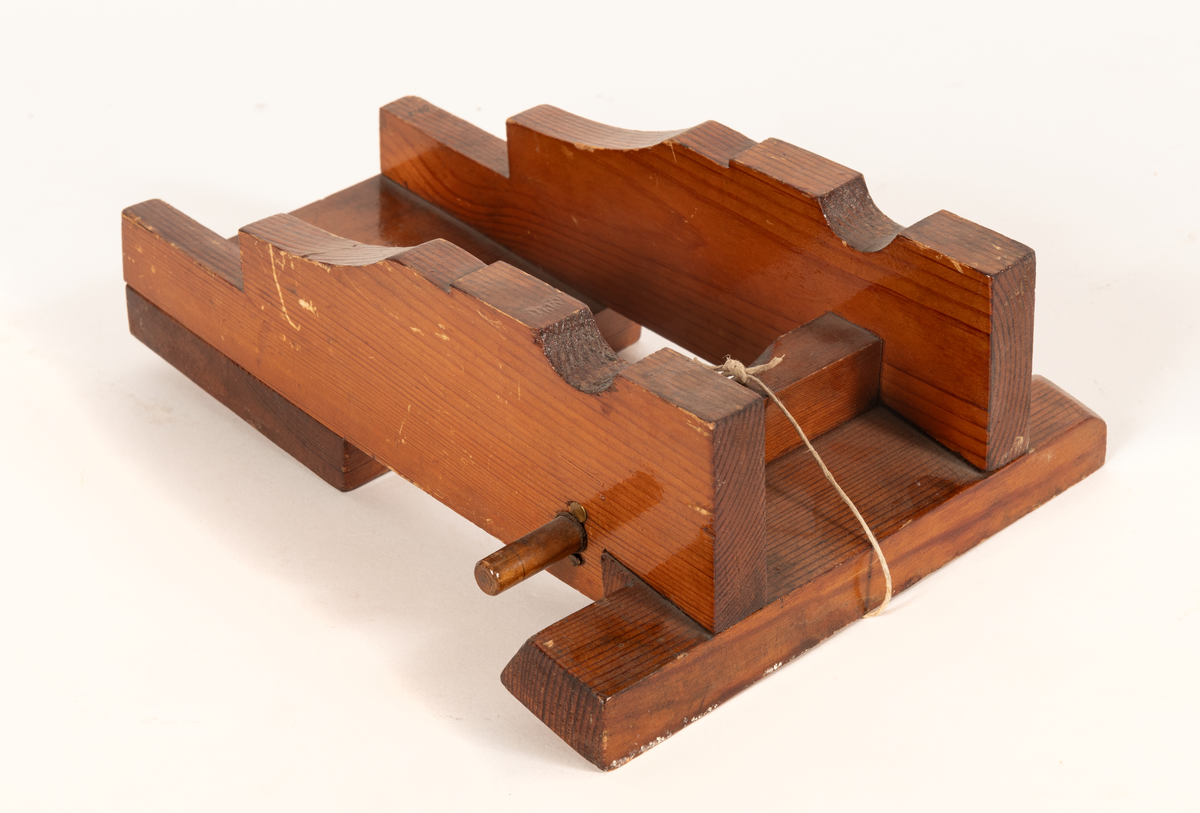 Modell till kanonlavett. Fernissad furu. Axel av trä för 2 hjul.