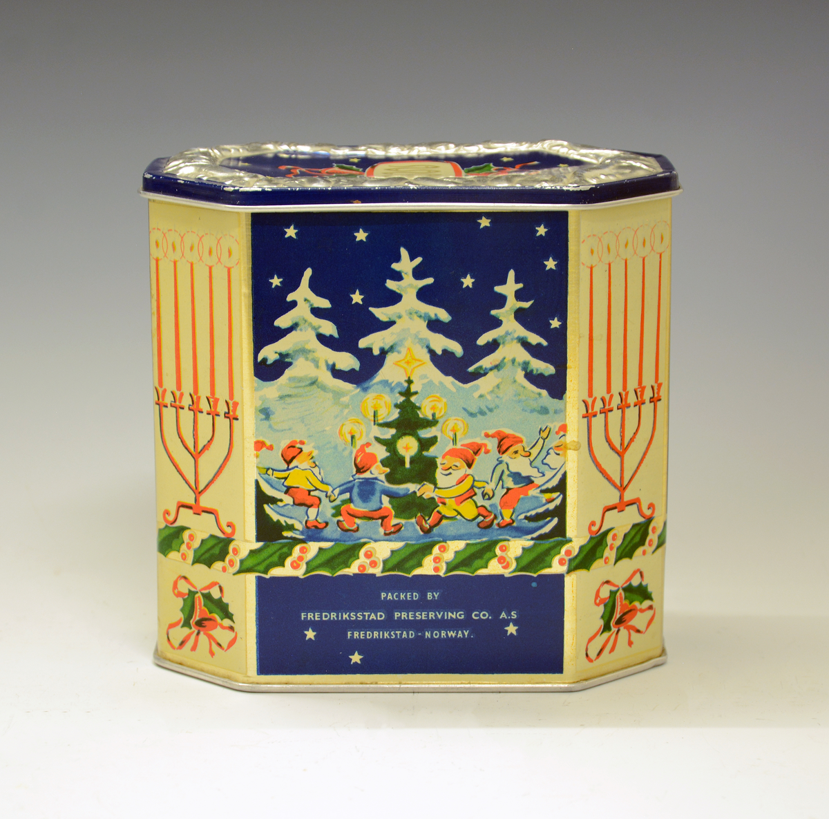 Nisser, juletre, lysestaker, julebjeller