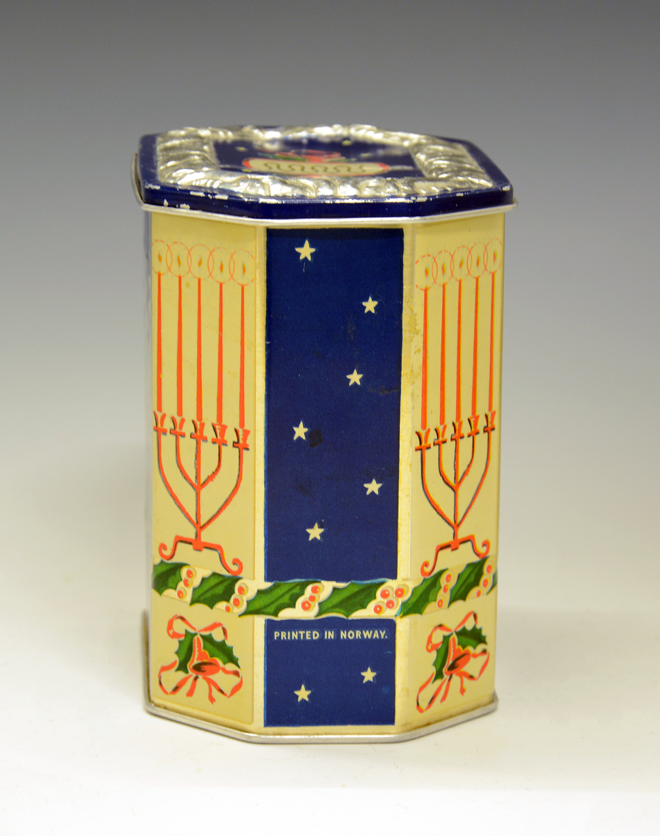 Nisser, juletre, lysestaker, julebjeller