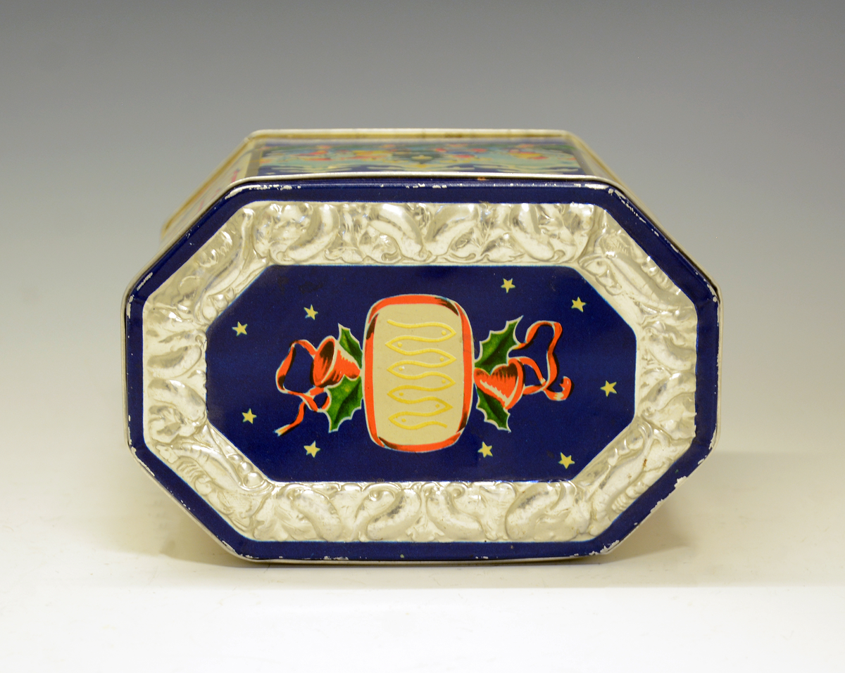 Nisser, juletre, lysestaker, julebjeller