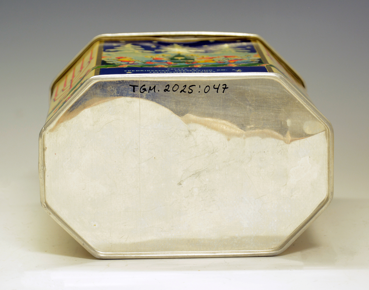 Nisser, juletre, lysestaker, julebjeller