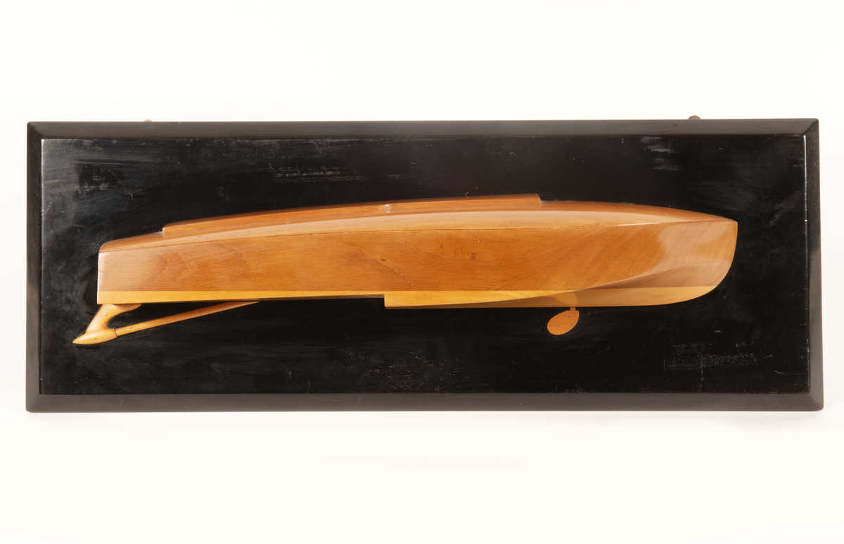 Halvmodell av fritidsbåt, motorbåt.