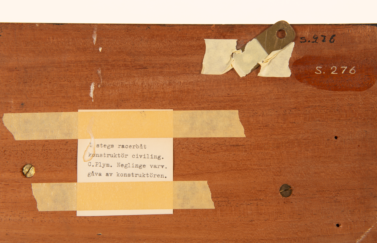 Halvmodell av fritidsbåt, motorbåt.