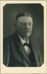 Ateljéporträtt - August Magnusson, Enköping