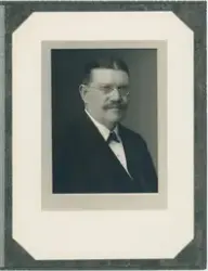 Ateljéporträtt - August Magnusson, Enköping