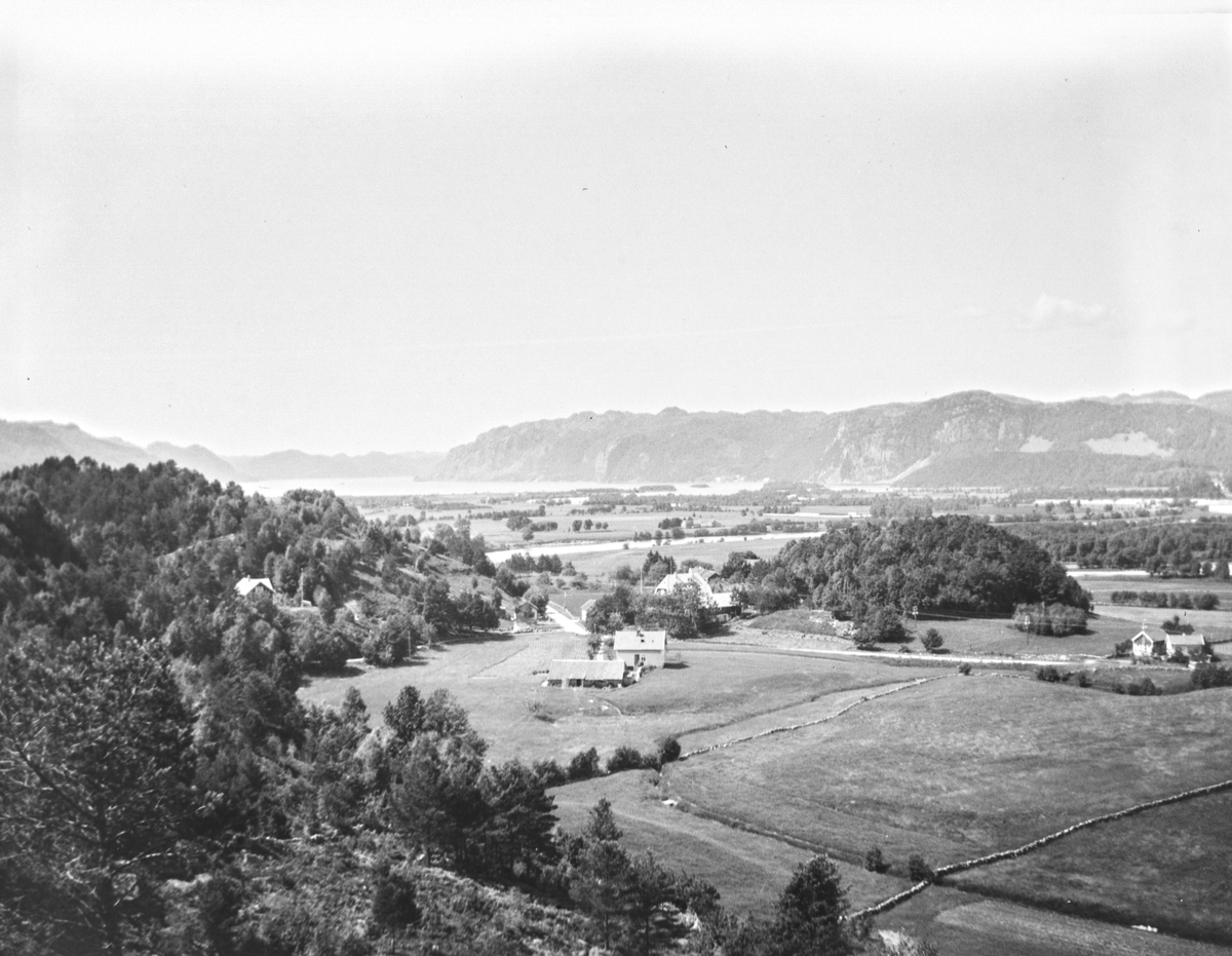 Jordbrukslandskap. Lyngdal. Fotografen, bergingeniør John Johns, oppholdt seg i Hestad-området i perioden 1915-1917 for å undersøke forekomsten av molybden.