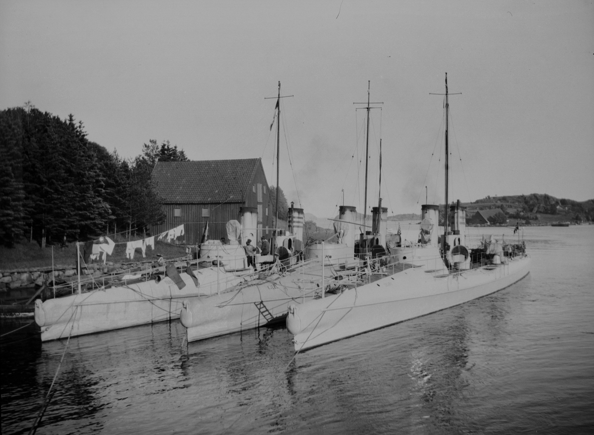 Farøy ved Farsund, hvor torpedobåtene Skarv, Kjell og Teist hadde nøytralitetsvakt under 1. verdenskrig. Fotografen, bergingeniør John Johns, oppholdt seg i Hestad-området i perioden 1915-1917 for å undersøke forekomsten av molybden.