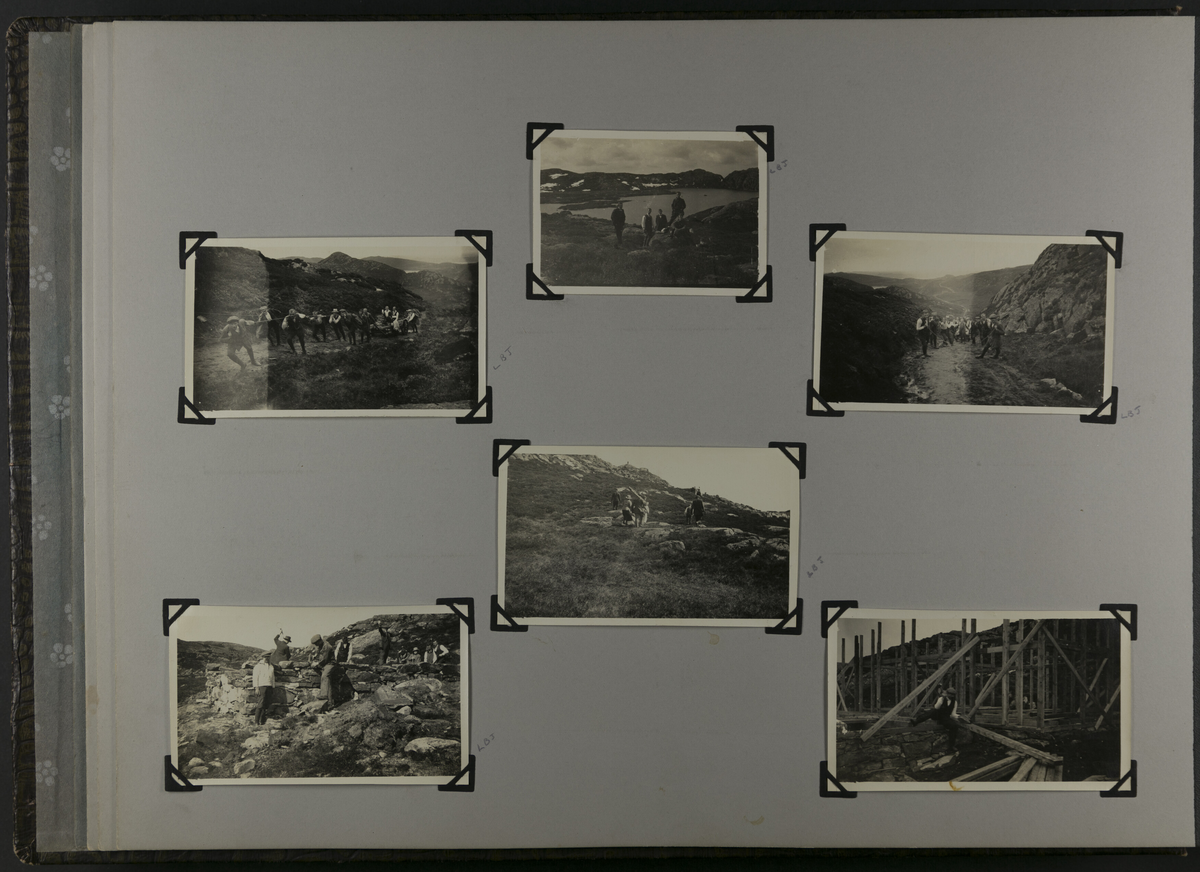 Fotografiene er limt på sider av stiv kartong. Fotografiene er fra Haugesunds fjell-lags første år med aktiviteter.