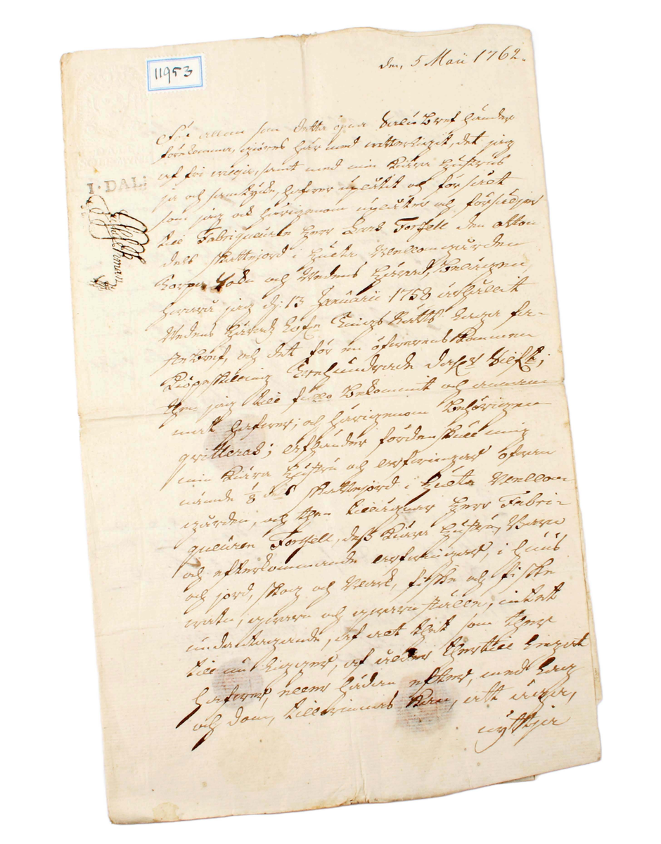 Köpebrev rörande försäljning av Mellomgården, Hulta, Torpa socken, Vedens härad, 30 mars 1762. Stort vikt pappersark med handskriven text och stämplat med rött lacksigill. Säljaren var Axel Edberg och köparen var fabrikören Lars Forsell. Medföljer pappersark med maskinskriven översättning.

Medföljer 2 köpebrev från åren 1777 och 1778. 

1. Uppdelning mellan Sven Larsson och Hans Månsson 1777. Medföljer pappersark med maskinskriven översättning.
2. Forsells försäljning till Sven Larsson 1778. Medföljer pappersark med maskinskriven översättning.