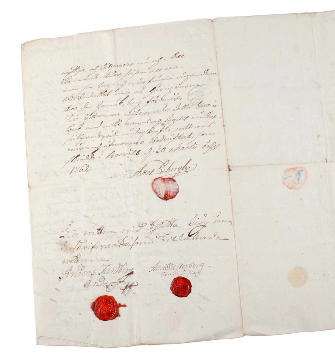 Köpebrev rörande försäljning av Mellomgården, Hulta, Torpa socken, Vedens härad, 30 mars 1762. Stort vikt pappersark med handskriven text och stämplat med rött lacksigill. Säljaren var Axel Edberg och köparen var fabrikören Lars Forsell. Medföljer pappersark med maskinskriven översättning.

Medföljer 2 köpebrev från åren 1777 och 1778. 

1. Uppdelning mellan Sven Larsson och Hans Månsson 1777. Medföljer pappersark med maskinskriven översättning.
2. Forsells försäljning till Sven Larsson 1778. Medföljer pappersark med maskinskriven översättning.