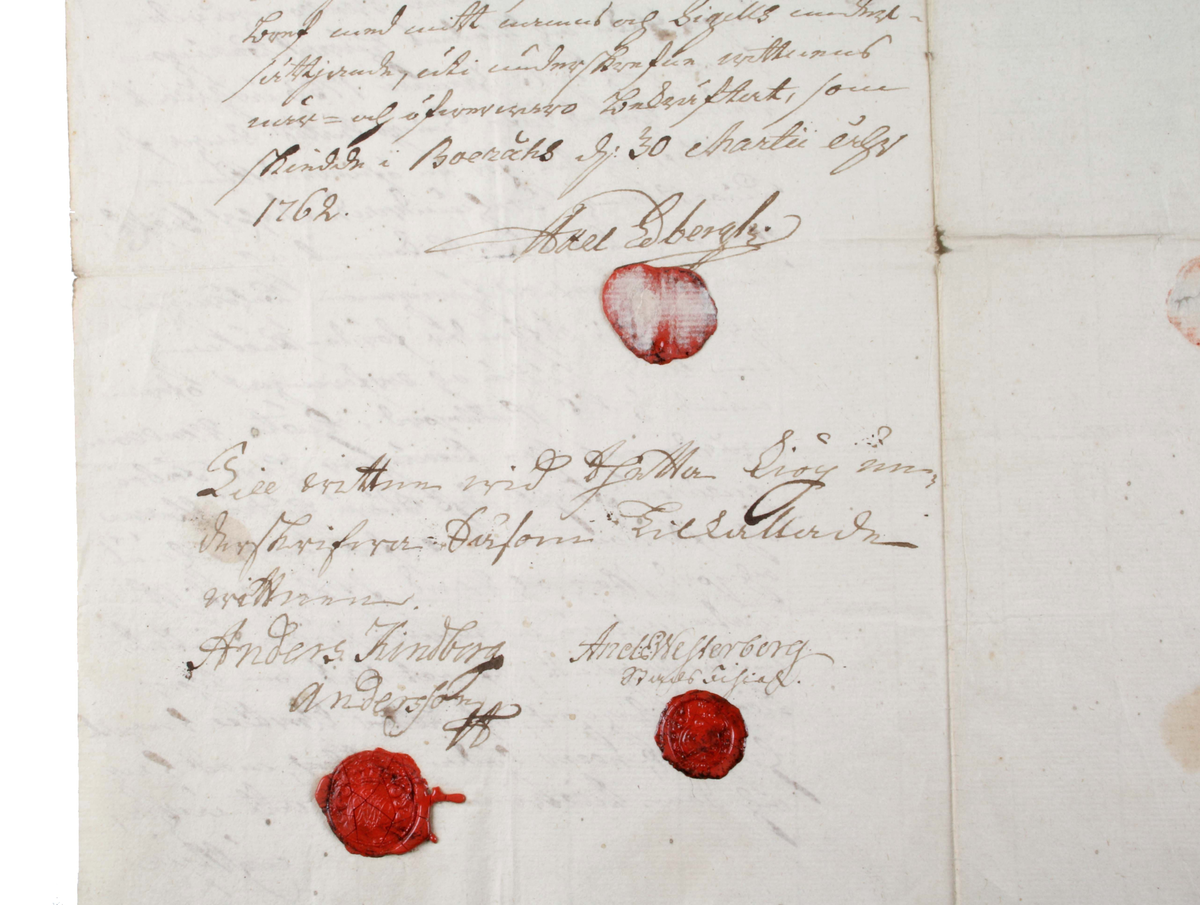 Köpebrev rörande försäljning av Mellomgården, Hulta, Torpa socken, Vedens härad, 30 mars 1762. Stort vikt pappersark med handskriven text och stämplat med rött lacksigill. Säljaren var Axel Edberg och köparen var fabrikören Lars Forsell. Medföljer pappersark med maskinskriven översättning.

Medföljer 2 köpebrev från åren 1777 och 1778. 

1. Uppdelning mellan Sven Larsson och Hans Månsson 1777. Medföljer pappersark med maskinskriven översättning.
2. Forsells försäljning till Sven Larsson 1778. Medföljer pappersark med maskinskriven översättning.