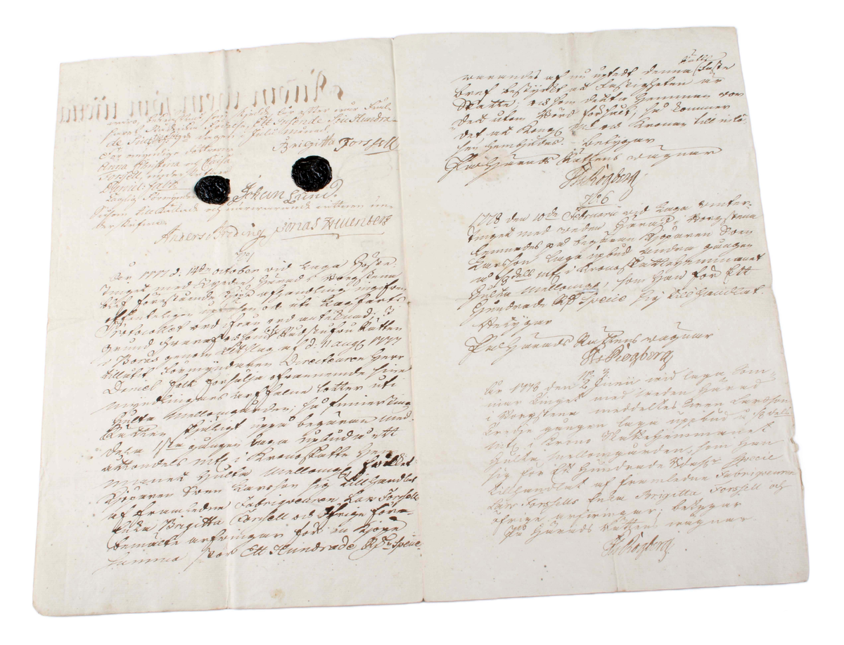 Köpebrev rörande försäljning av Mellomgården, Hulta, Torpa socken, Vedens härad, 30 mars 1762. Stort vikt pappersark med handskriven text och stämplat med rött lacksigill. Säljaren var Axel Edberg och köparen var fabrikören Lars Forsell. Medföljer pappersark med maskinskriven översättning.

Medföljer 2 köpebrev från åren 1777 och 1778. 

1. Uppdelning mellan Sven Larsson och Hans Månsson 1777. Medföljer pappersark med maskinskriven översättning.
2. Forsells försäljning till Sven Larsson 1778. Medföljer pappersark med maskinskriven översättning.