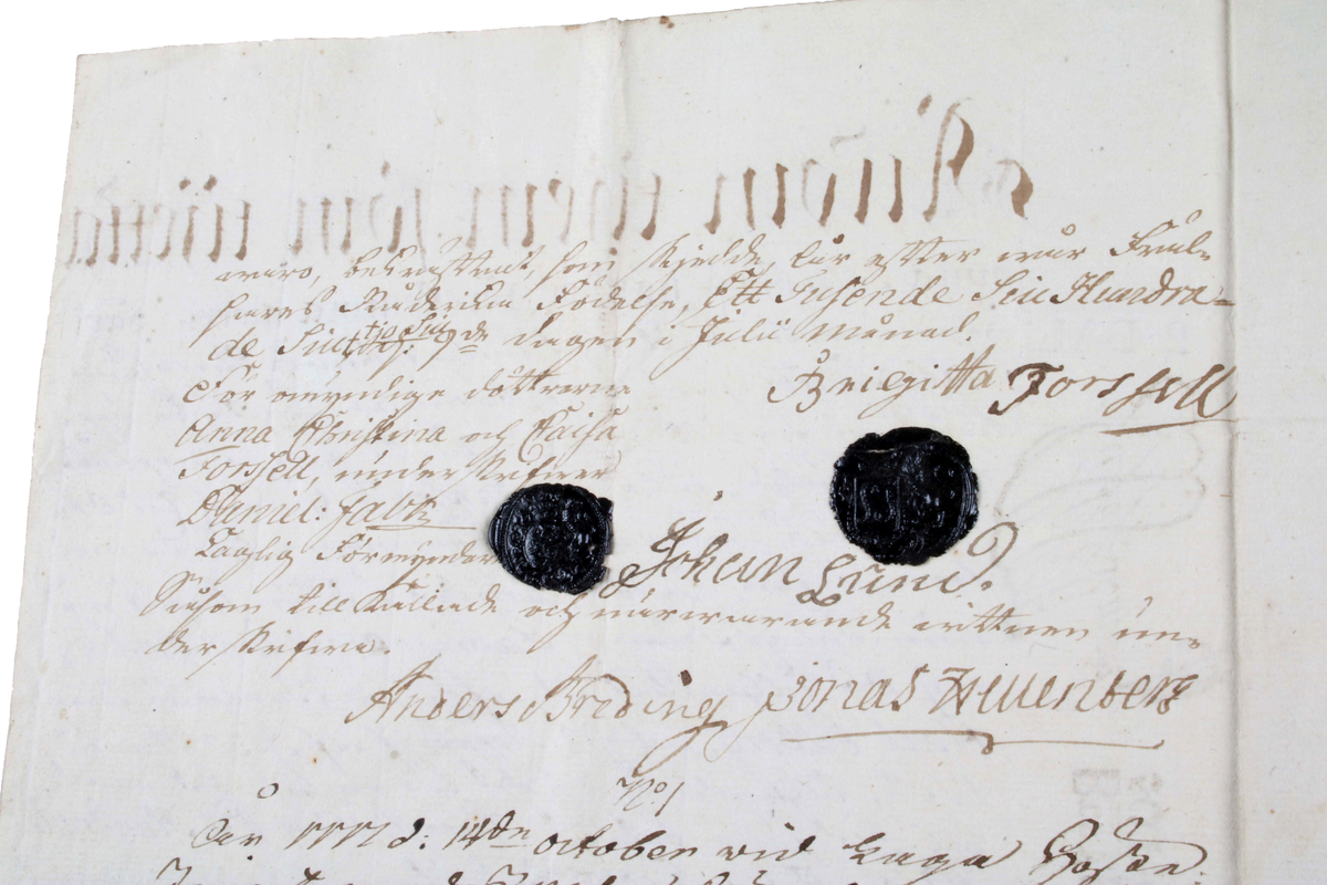 Köpebrev rörande försäljning av Mellomgården, Hulta, Torpa socken, Vedens härad, 30 mars 1762. Stort vikt pappersark med handskriven text och stämplat med rött lacksigill. Säljaren var Axel Edberg och köparen var fabrikören Lars Forsell. Medföljer pappersark med maskinskriven översättning.

Medföljer 2 köpebrev från åren 1777 och 1778. 

1. Uppdelning mellan Sven Larsson och Hans Månsson 1777. Medföljer pappersark med maskinskriven översättning.
2. Forsells försäljning till Sven Larsson 1778. Medföljer pappersark med maskinskriven översättning.