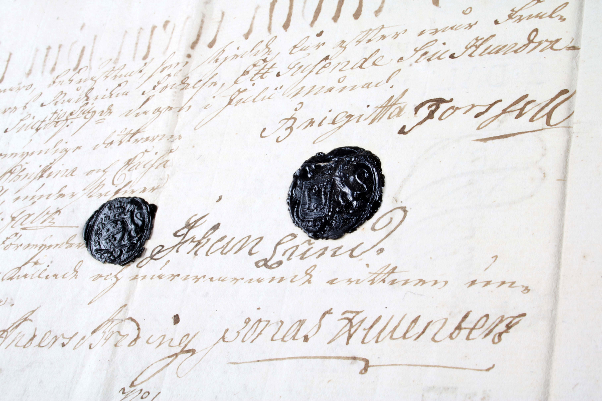 Köpebrev rörande försäljning av Mellomgården, Hulta, Torpa socken, Vedens härad, 30 mars 1762. Stort vikt pappersark med handskriven text och stämplat med rött lacksigill. Säljaren var Axel Edberg och köparen var fabrikören Lars Forsell. Medföljer pappersark med maskinskriven översättning.

Medföljer 2 köpebrev från åren 1777 och 1778. 

1. Uppdelning mellan Sven Larsson och Hans Månsson 1777. Medföljer pappersark med maskinskriven översättning.
2. Forsells försäljning till Sven Larsson 1778. Medföljer pappersark med maskinskriven översättning.