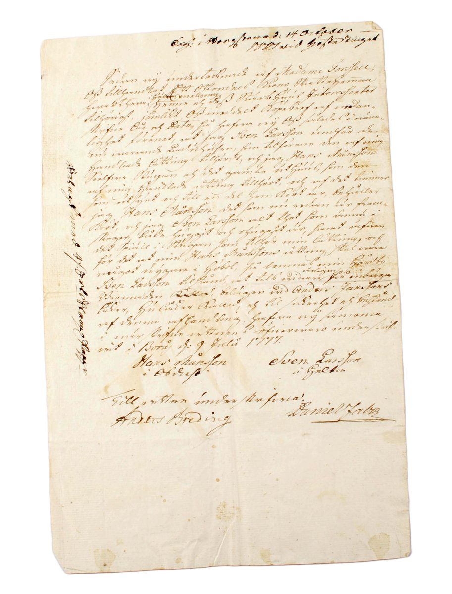 Köpebrev rörande försäljning av Mellomgården, Hulta, Torpa socken, Vedens härad, 30 mars 1762. Stort vikt pappersark med handskriven text och stämplat med rött lacksigill. Säljaren var Axel Edberg och köparen var fabrikören Lars Forsell. Medföljer pappersark med maskinskriven översättning.

Medföljer 2 köpebrev från åren 1777 och 1778. 

1. Uppdelning mellan Sven Larsson och Hans Månsson 1777. Medföljer pappersark med maskinskriven översättning.
2. Forsells försäljning till Sven Larsson 1778. Medföljer pappersark med maskinskriven översättning.