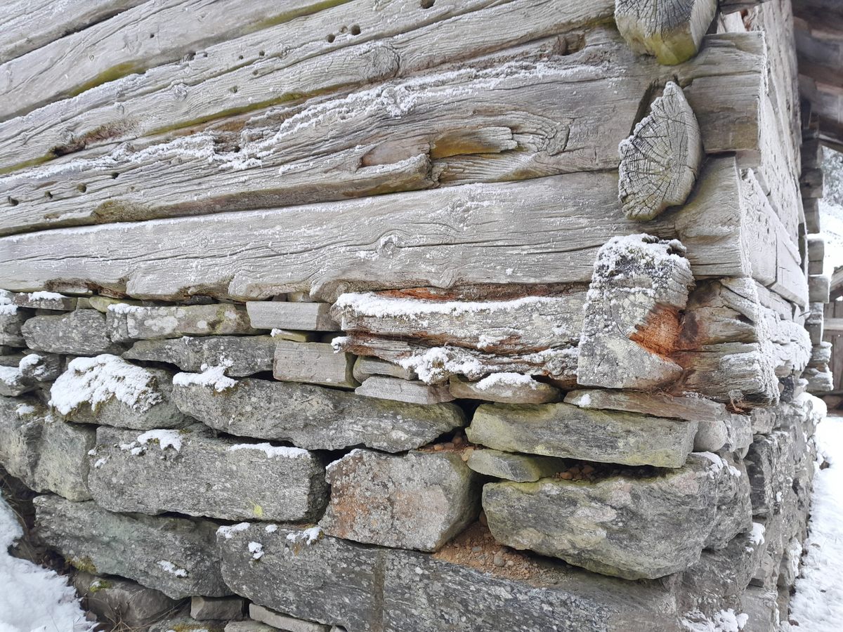 Tømta bygning i eit rom. Tørrmura grue, heller i bakkant av grua. Ingen storstein. Torvtak.
Innreiinga følgde med smia.