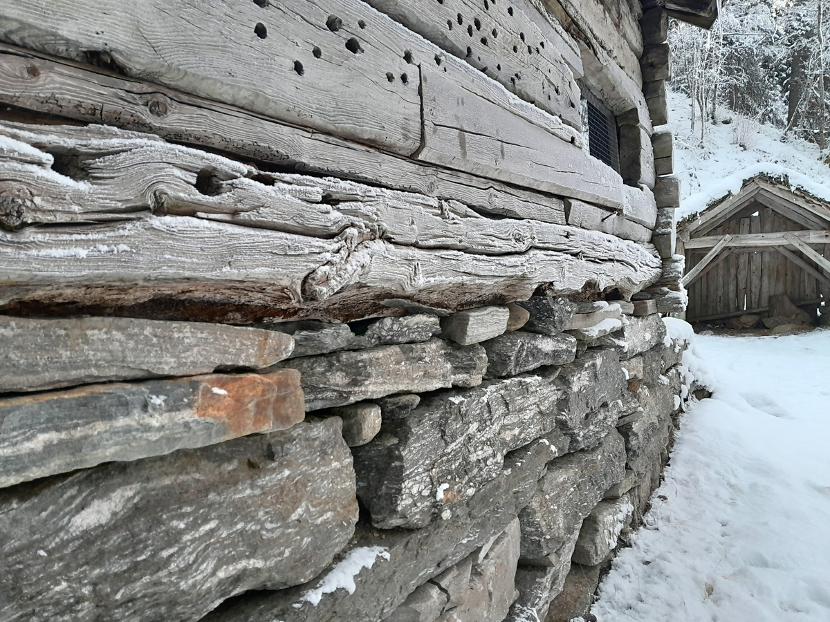 Tømta bygning i eit rom. Tørrmura grue, heller i bakkant av grua. Ingen storstein. Torvtak.
Innreiinga følgde med smia.