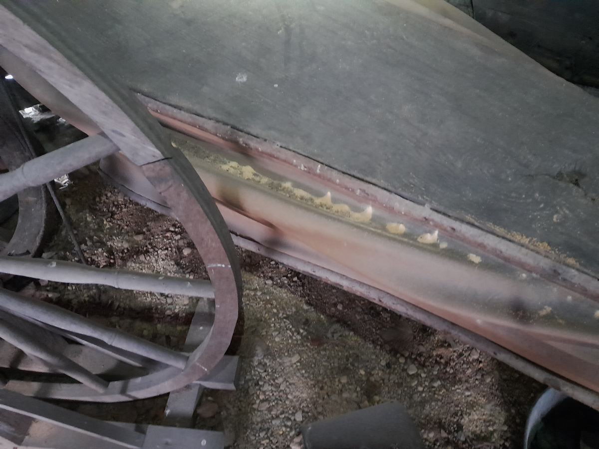 Tømta bygning i eit rom. Tørrmura grue, heller i bakkant av grua. Ingen storstein. Torvtak.
Innreiinga følgde med smia.