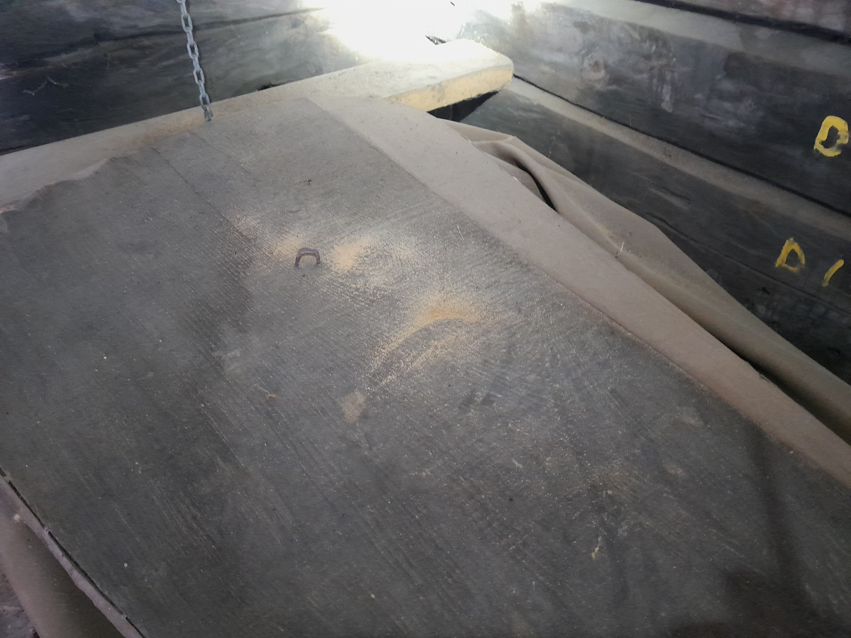 Tømta bygning i eit rom. Tørrmura grue, heller i bakkant av grua. Ingen storstein. Torvtak.
Innreiinga følgde med smia.