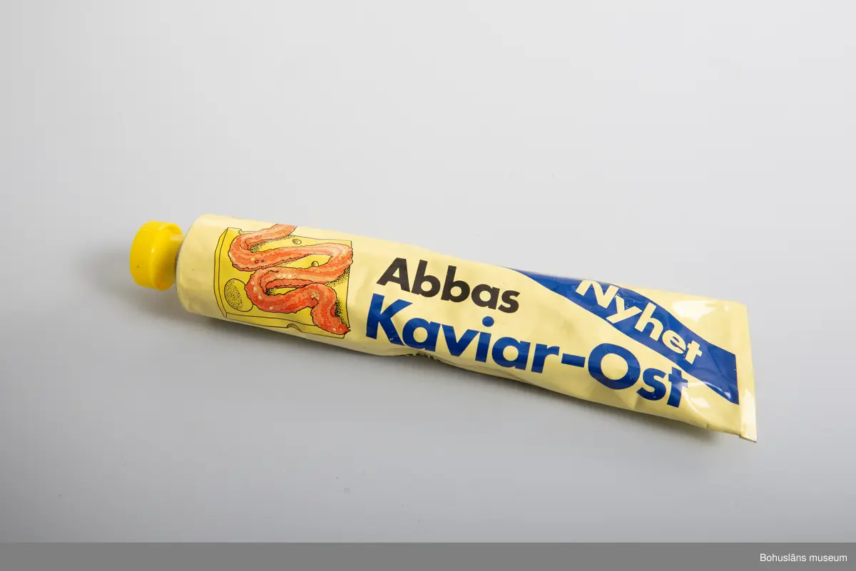 471 Tillverkningstid 1970-1990
410 Mått/Vikt !L 19,5 B 5,5 CM
371 Levnadsår *SWE
106 OCM *255,348
594 Landskap BOHUSLÄN
503 Kön MAN
394 Landskap BOHUSLÄN
601 Alumimiumtub med gul plasthatt Text:"NYHET. Abbas Kaviar - Ost"
602 Tubens baksida   innehållsdeklaration  ock prismärkningskod
603 Om givaren se UM 26667