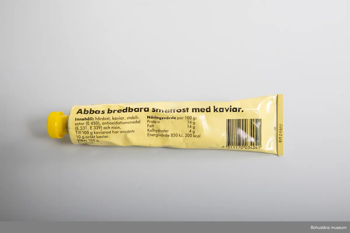 471 Tillverkningstid 1970-1990
410 Mått/Vikt !L 19,5 B 5,5 CM
371 Levnadsår *SWE
106 OCM *255,348
594 Landskap BOHUSLÄN
503 Kön MAN
394 Landskap BOHUSLÄN
601 Alumimiumtub med gul plasthatt Text:"NYHET. Abbas Kaviar - Ost"
602 Tubens baksida   innehållsdeklaration  ock prismärkningskod
603 Om givaren se UM 26667