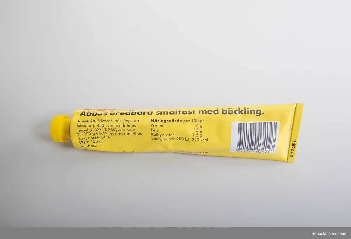 471 Tillverkningstid 1970-1990
410 Mått/Vikt !L 21,5 , B 8 CM
106 OCM *255,348
594 Landskap BOHUSLÄN
503 Kön MAN
394 Landskap BOHUSLÄN
601 Dekor tyckt på metallen och med röd plasthatt gult och blått
602 Text:"Kalles kaviar ekonomitub 300 g. Mildrökt Räcker till många
603 mackor å baksidan "Abbas Kalles kaviar" samt prismärkningskod
604 Om givaren se UM 266667