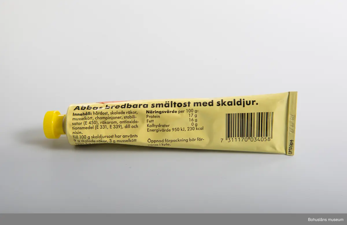 471 Tillverkningstid 1970-1990
410 Mått/Vikt !L 20,5, B 5,5 CM
106 OCM *255,348
594 Landskap BOHUSLÄN
503 Kön MAN
394 Landskap BOHUSLÄN
601 tryckt dekor i gult, bruntrött. svart. Gjuten gul plasthatt.
602 Text:"Abbas Skaldjur4s-Ost. Smak av havets läckerheter"
603 På  baksidan innehållsdeklaration och prismärkningskod
604 Om givaren se UM 26667