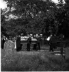 Begravningståg på en kyrkgård. Bäraren närmast till vänster är f d poliskonstapel A R Söderberg från Gränna.