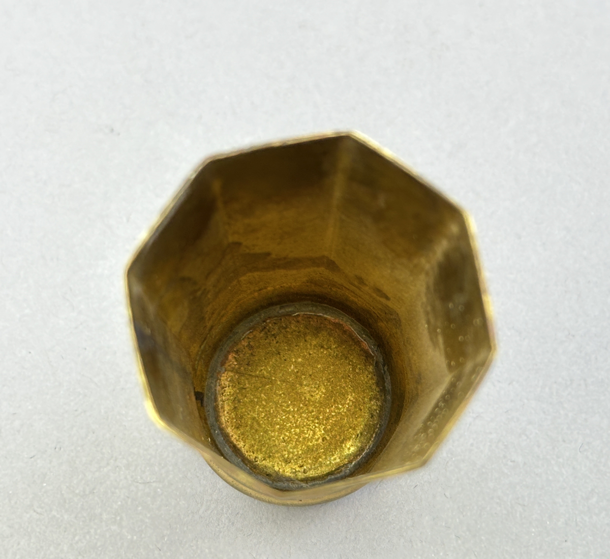 Vas av mässing med rund botten och åttkantig överdel.