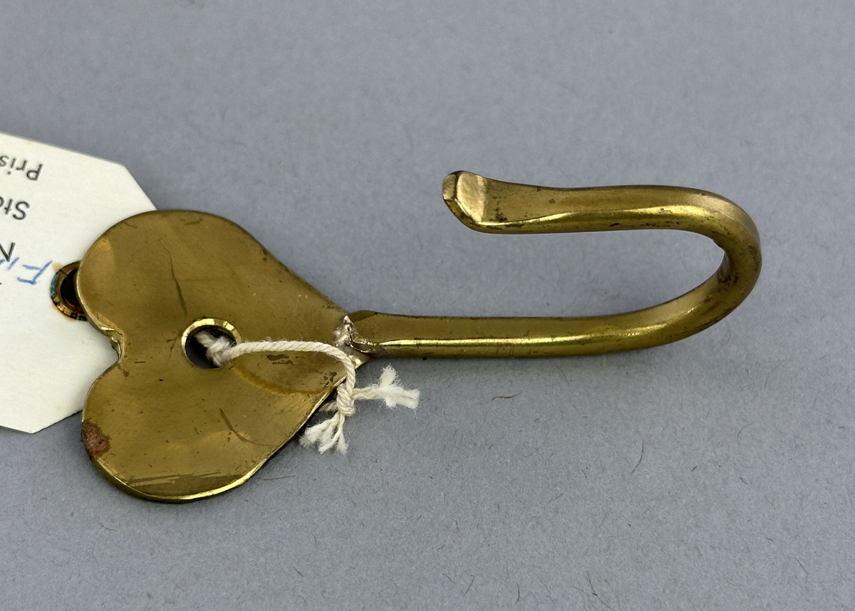 Väggkrok "Hjärta" av mässing.