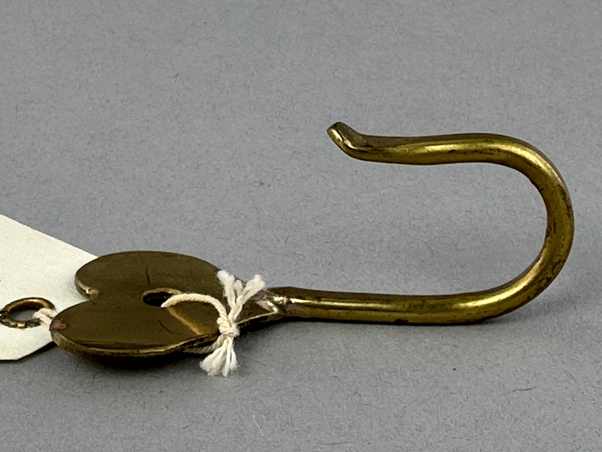 Väggkrok "Hjärta" av mässing.