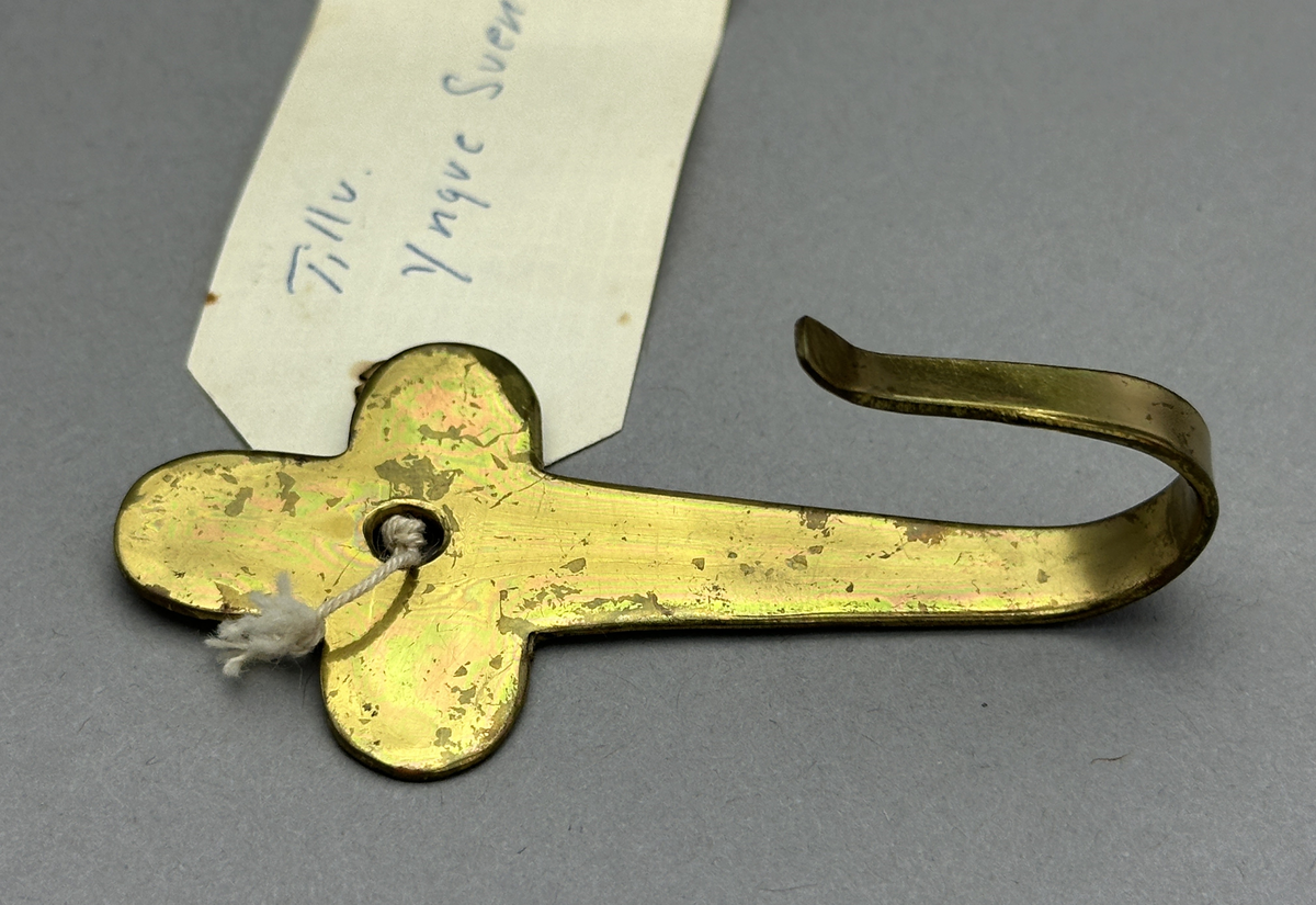 Väggkrok "Klöver" av mässing.