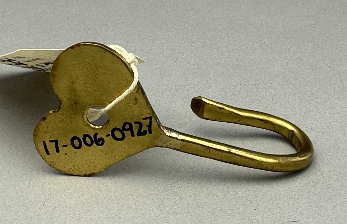 Väggkrok "Hjärta" av mässing.