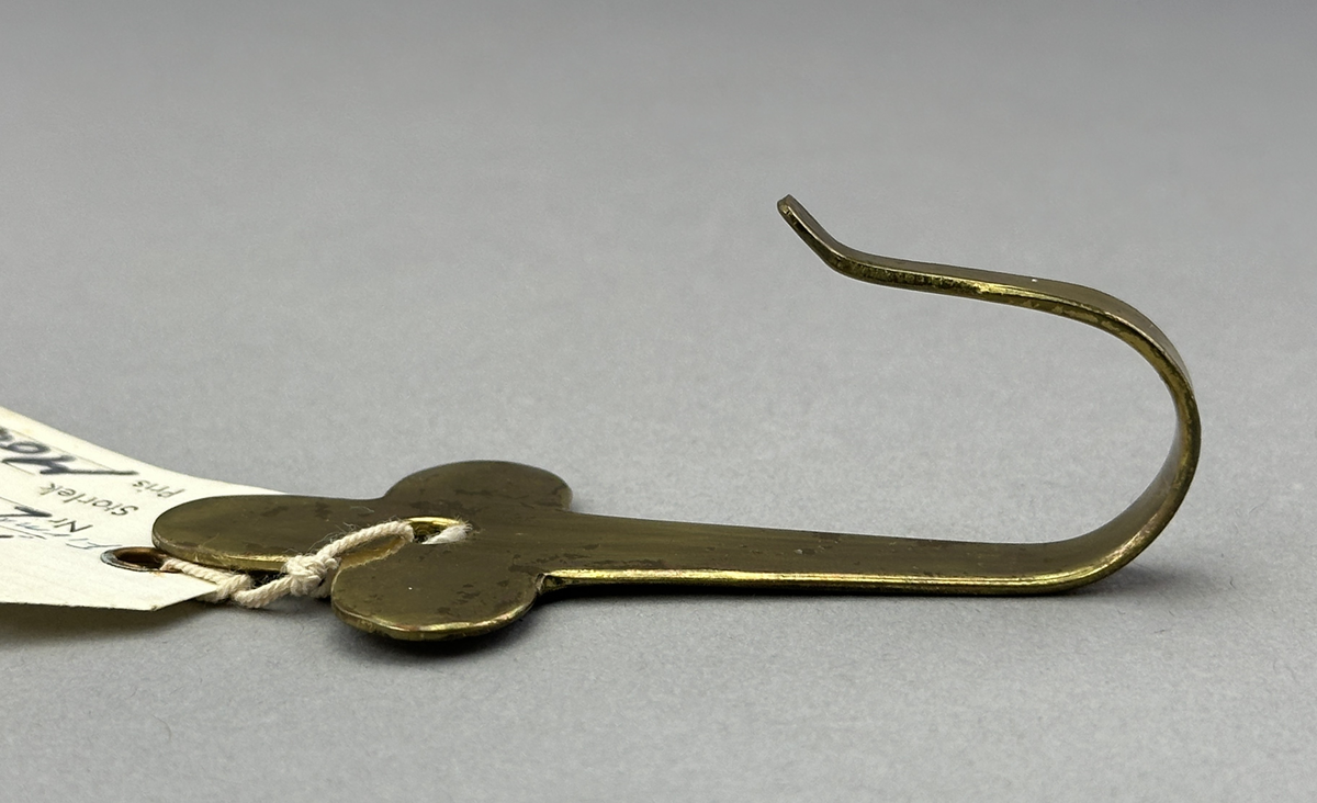 Väggkrok "Klöver" av mässing.