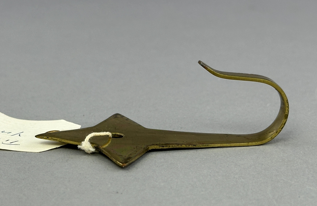 Väggkrok "Tre uddar" av mässing.