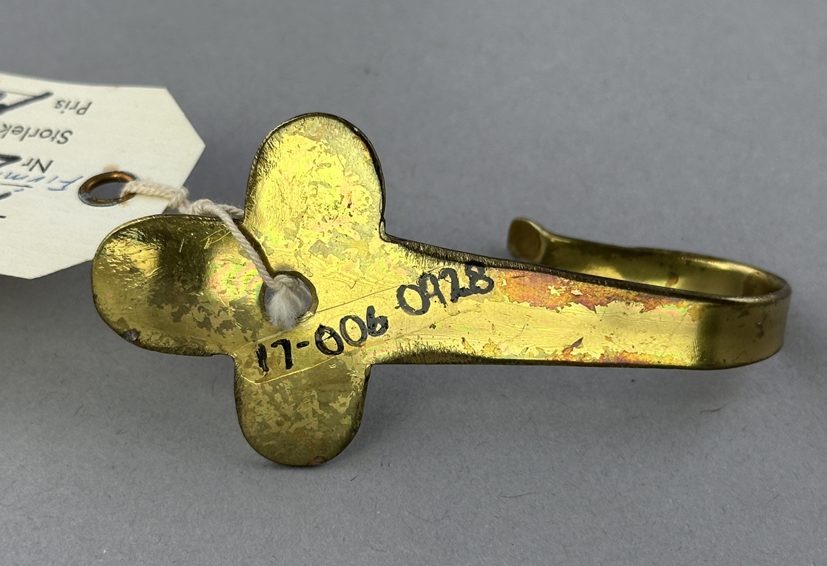 Väggkrok "Klöver" av mässing.