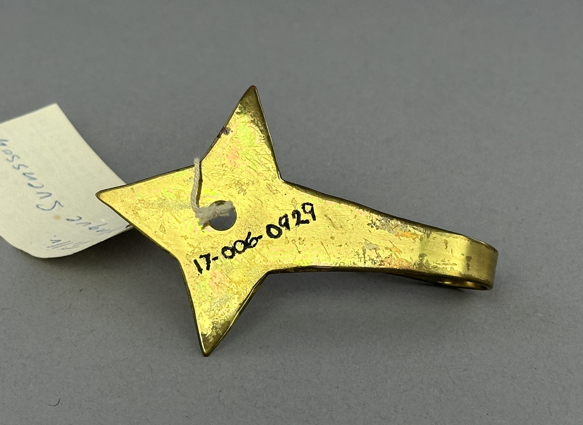 Väggkrok "Tre uddar" av mässing.