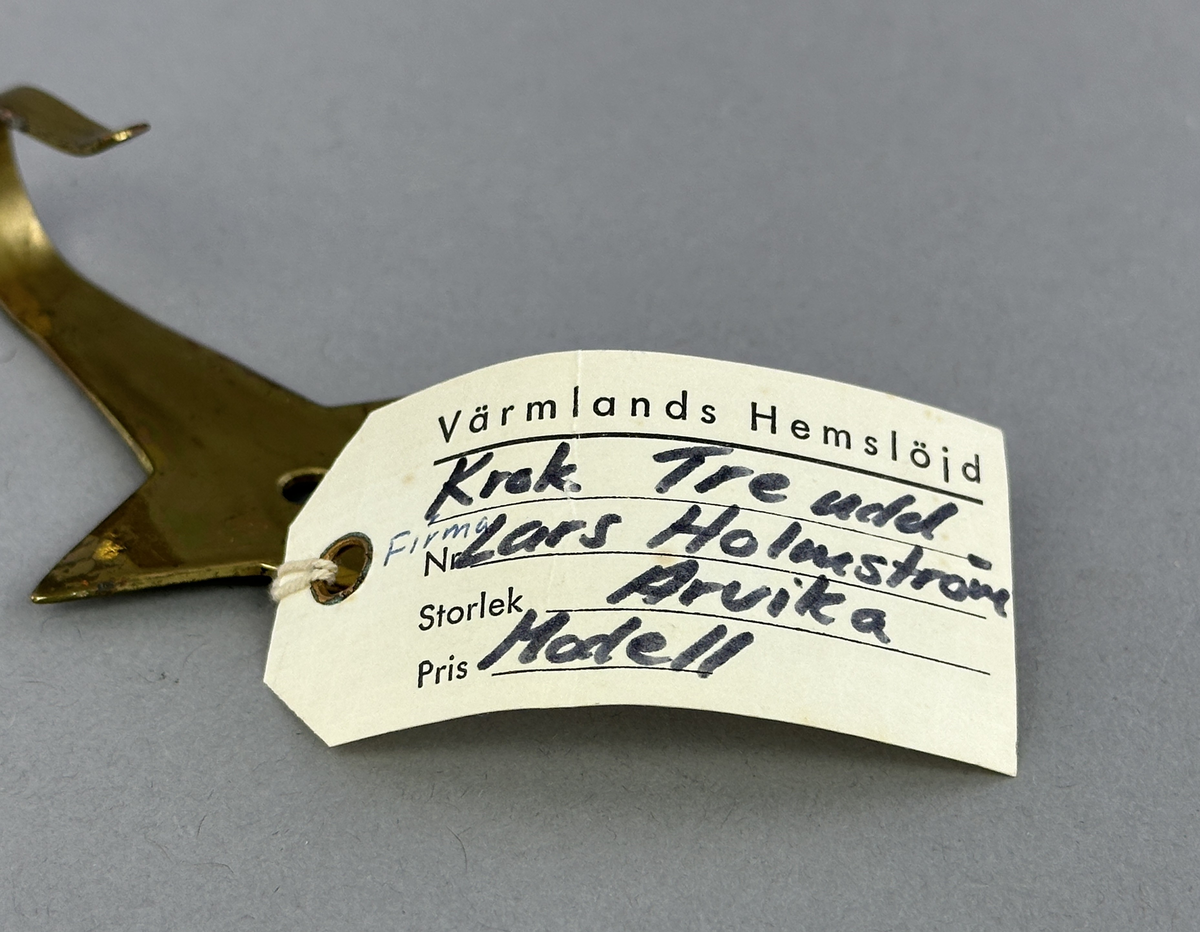 Väggkrok "Tre uddar" av mässing.