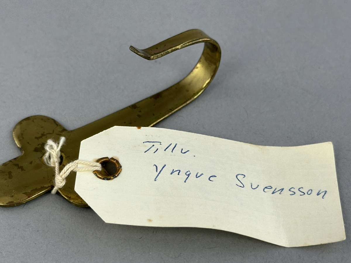 Väggkrok "Klöver" av mässing.