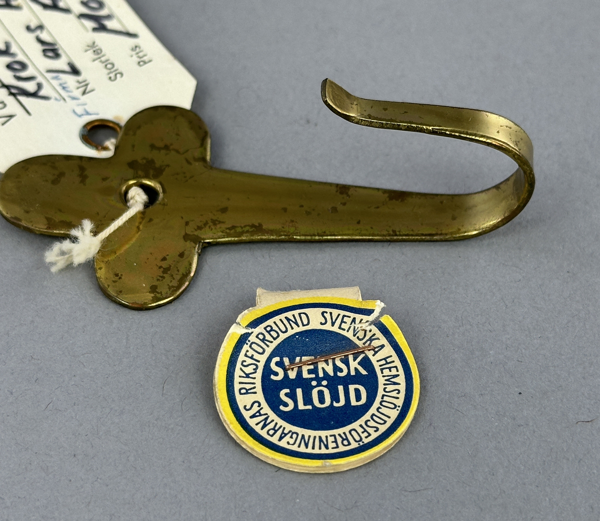 Väggkrok "Klöver" av mässing.